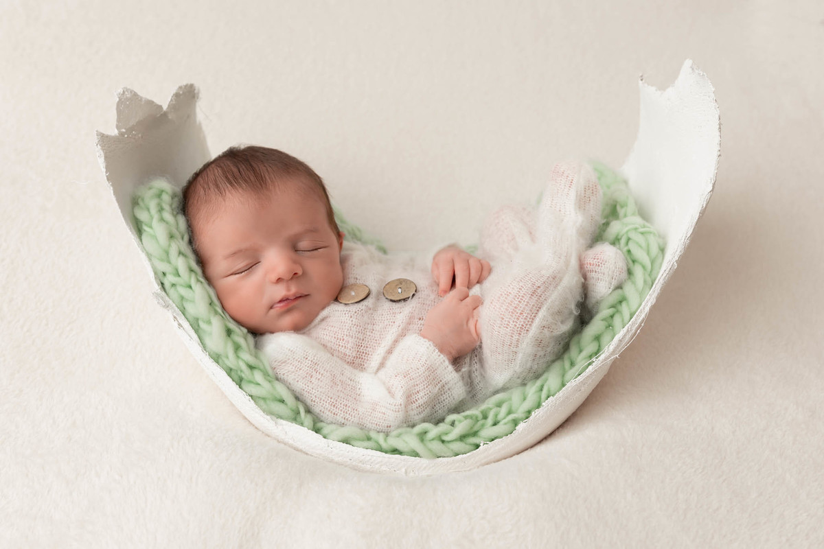 recém nascido no molde da barriga em gesso