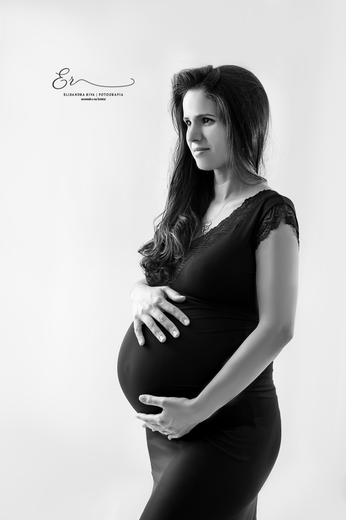 fotografia gestante em preto e branco