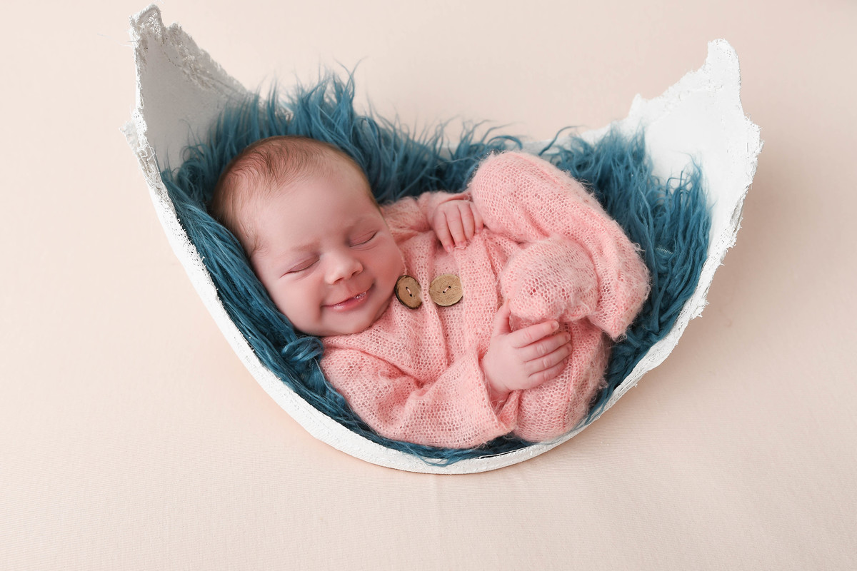 newborn com molde da barriga em gêsso