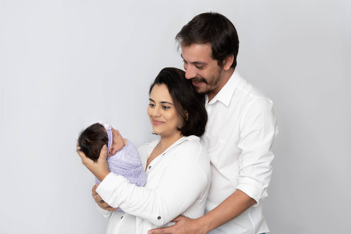 foto com os pais no ensaio newborn