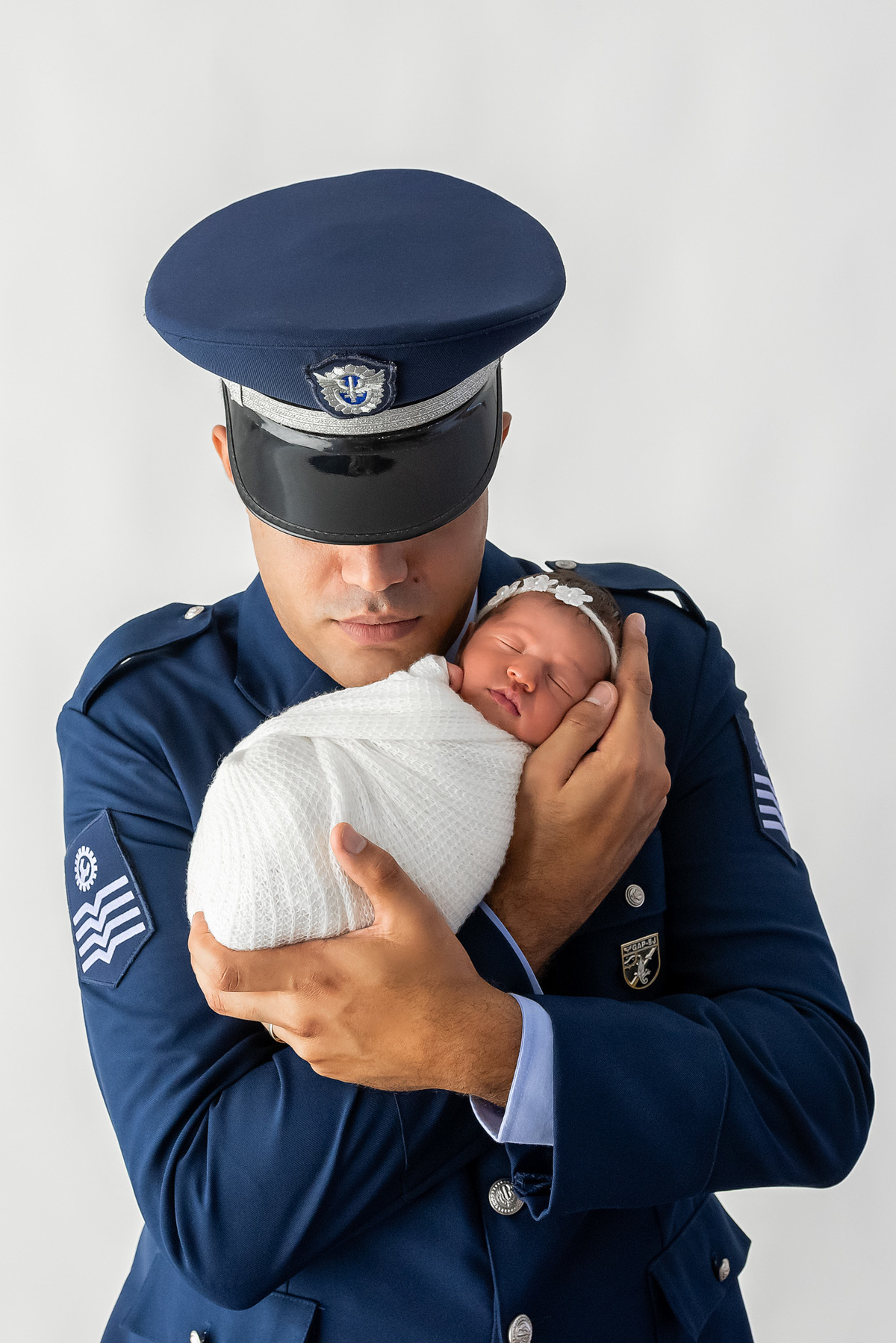 ensaio newborn com farda 
