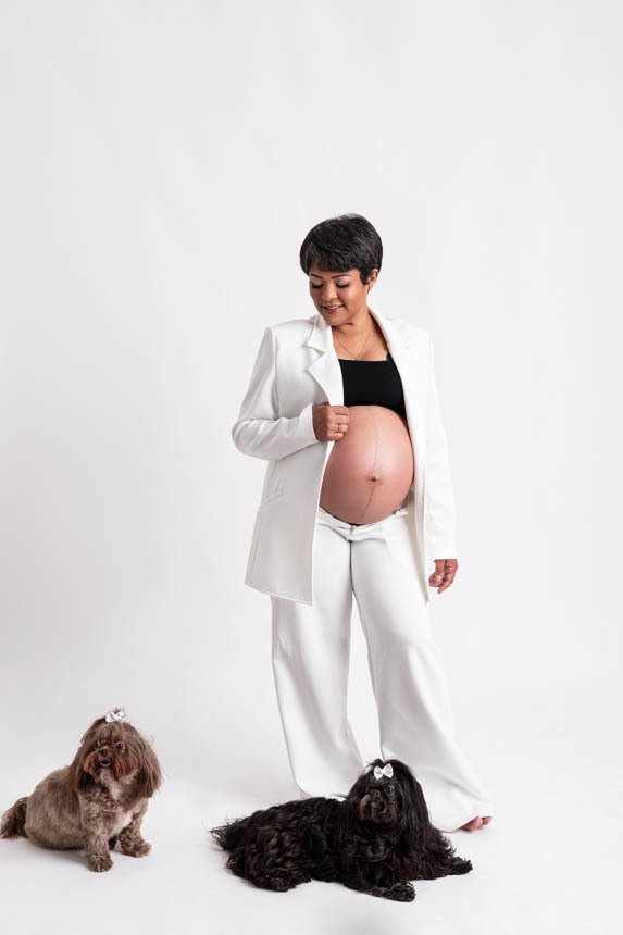 fotografia de grávida em estúdio com pets