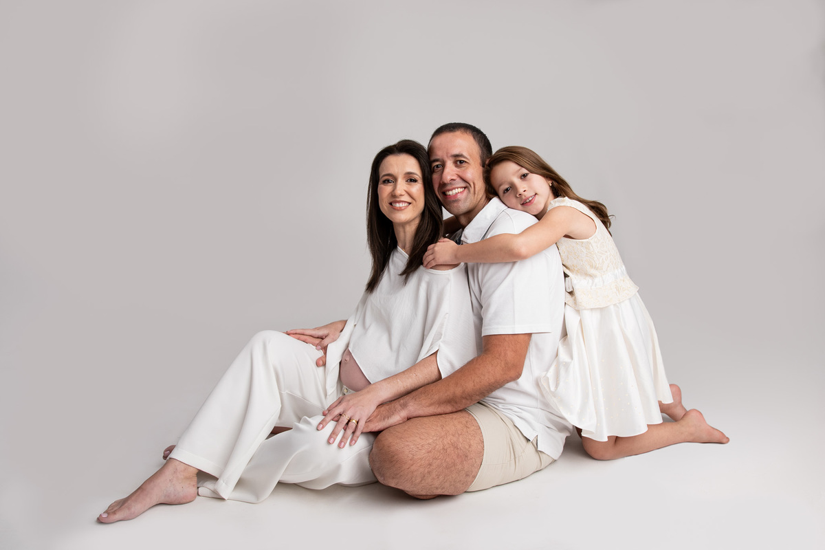 foto de grávida com pai e irmã em estúdio