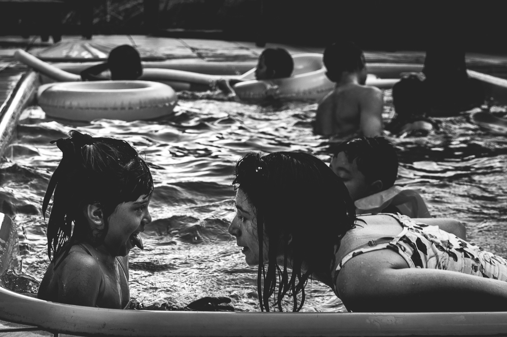 brincando na piscina