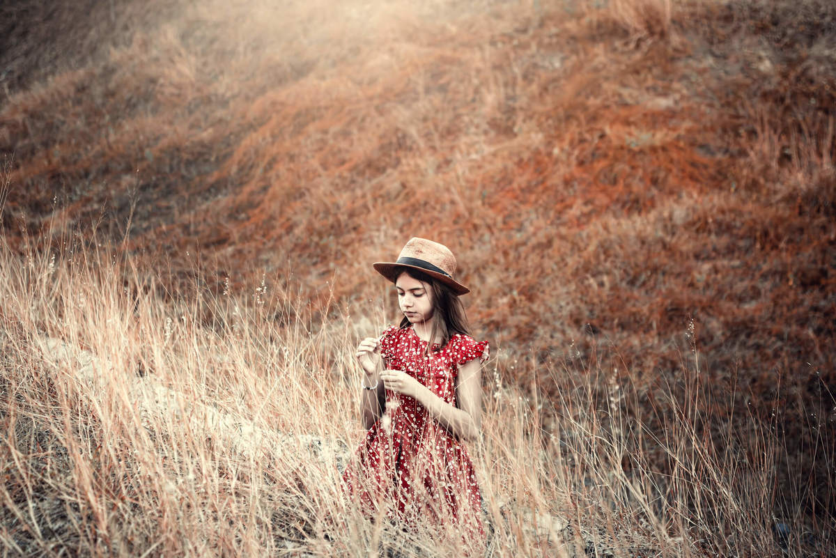 giovana-vestido-vermelho-de-chapeu-ensaio-fotografico-cumbuco-ceará