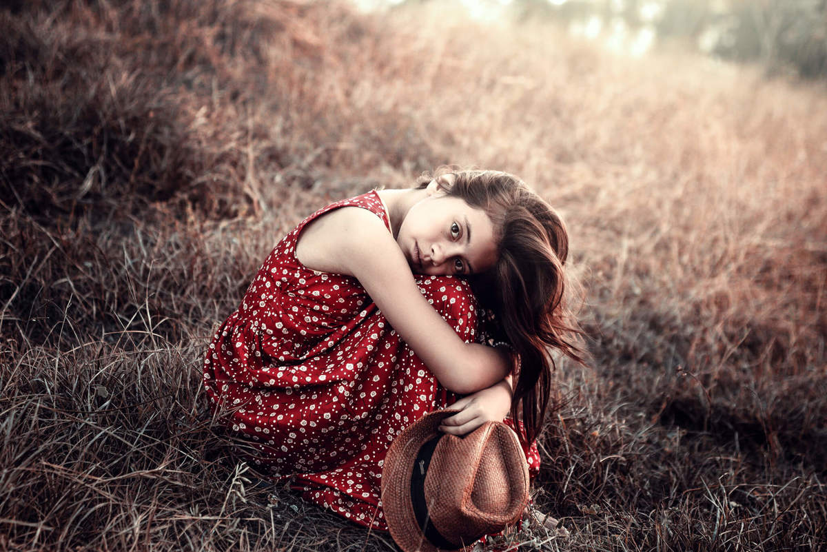giovana-vestido-vermelho-de-chapeu-ensaio-fotografico-cumbuco-ceará