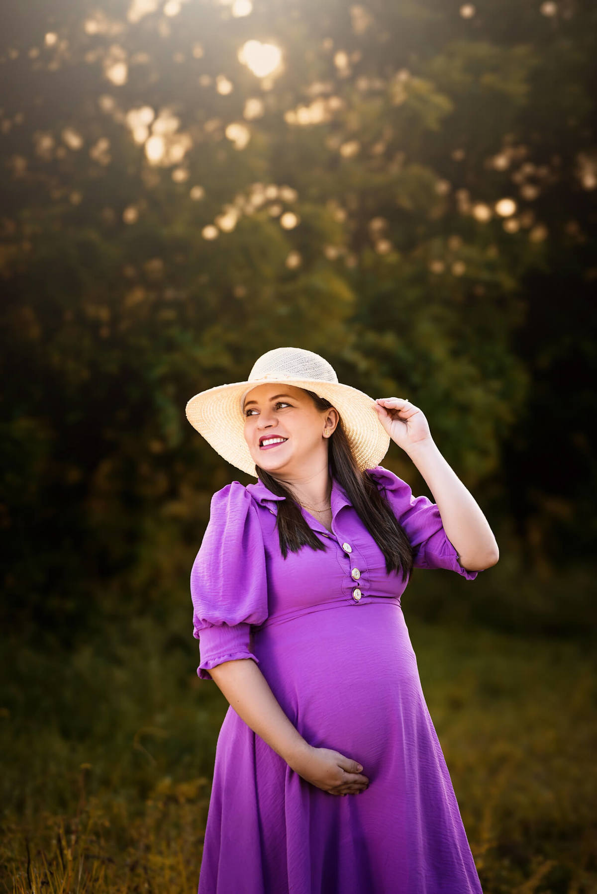 Mulher-sorrindo-de-chateu-e-vestido-lilas-gravida-ensaio-fotografico-cumbuco-ceara