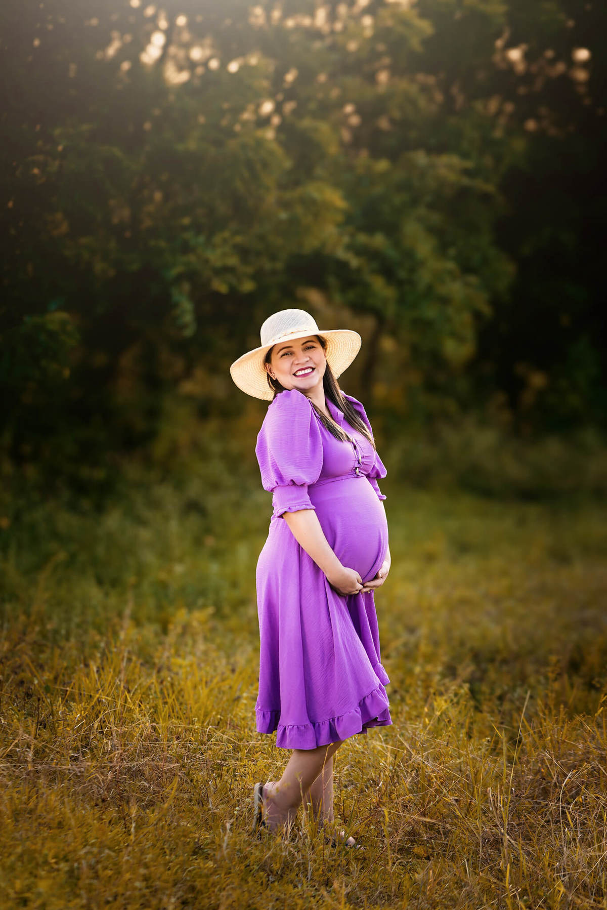 Mulher-sorrindo-de-chateu-e-vestido-lilas-gravida-ensaio-fotografico-cumbuco-ceara