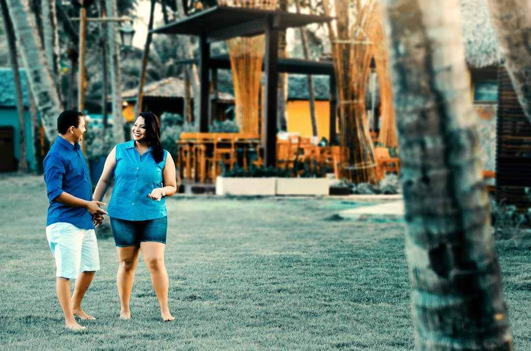 IMG-ensaio-precasamento-beachpark-aquiraz-foto-casal-andando-na-grama.jpg
