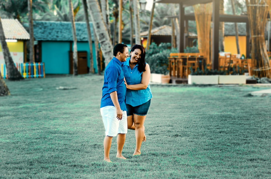 IMG-ensaio-precasamento-beachpark-aquiraz-foto-casal-andando-na-grama.jpg