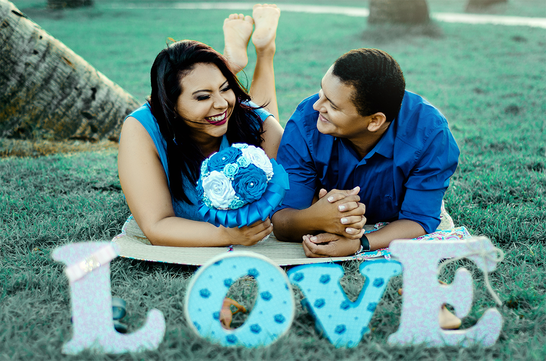 IMG-ensaio-precasamento-beachpark-aquiraz-foto-casal-deitado-na-grama.jpg