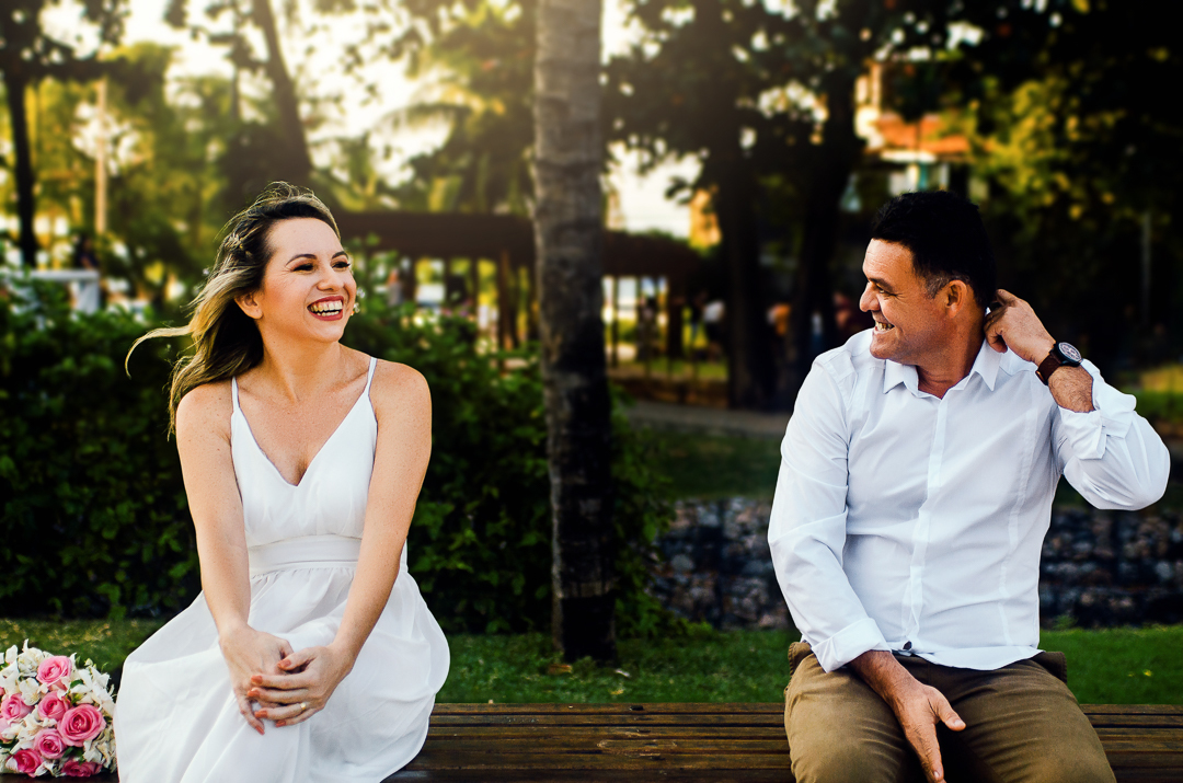 IMG-ensaio-de-casal-sentado-no-banco-no-parque-bisao-beiramar-fortaleza.jpg