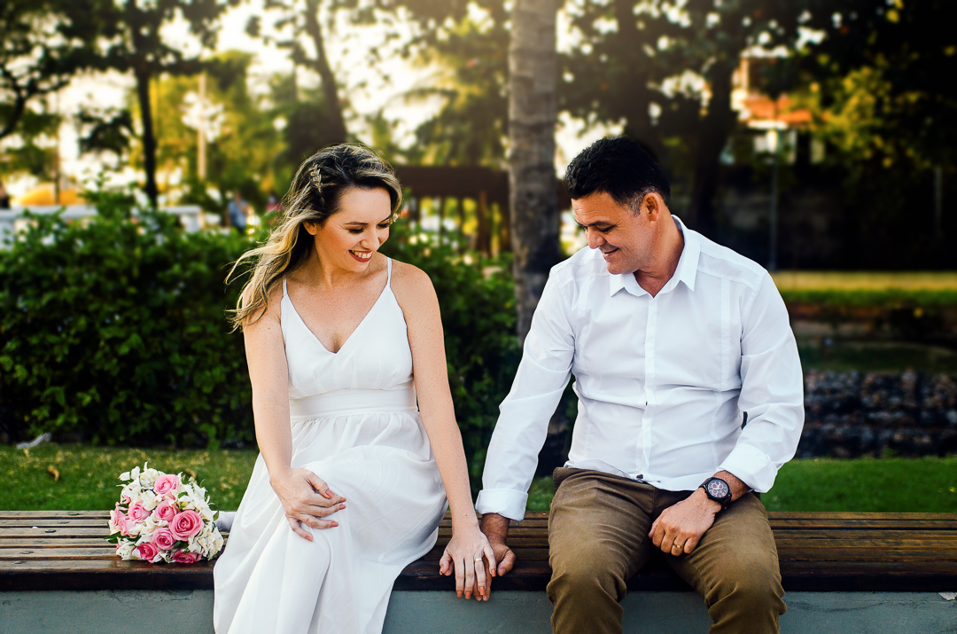 IMG-ensaio-de-casal-sentado-no-banco-no-parque-bisao-beiramar-fortaleza.jpg