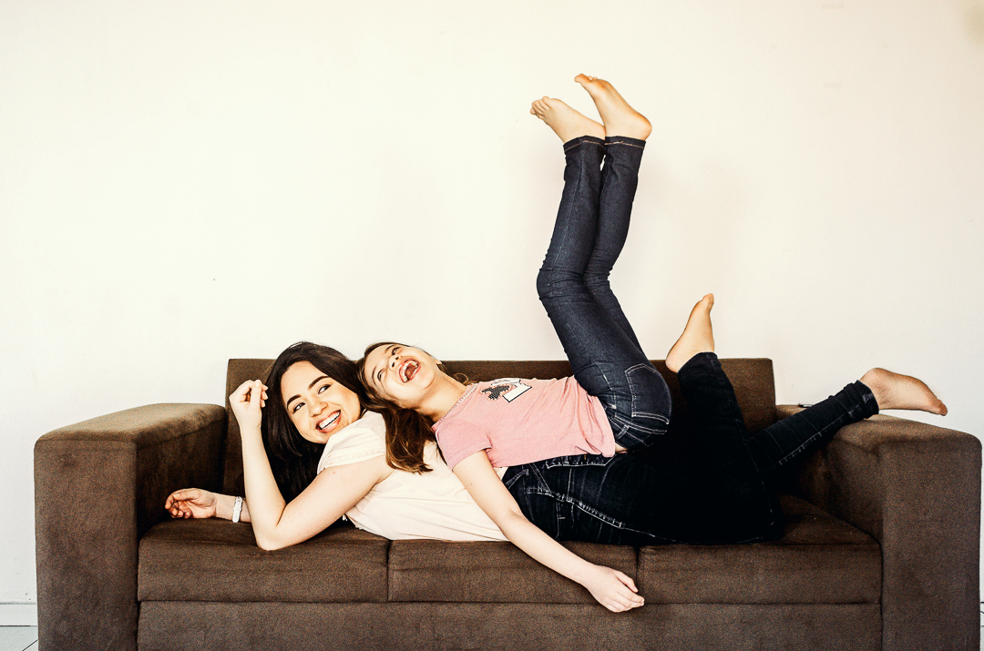 IMG-foto-mae-e-filha-no-sofá.jpg