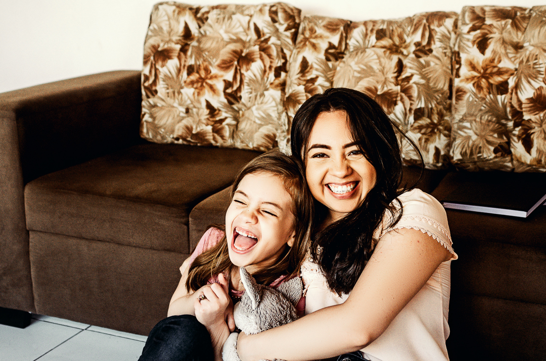 IMG-foto-mae-e-filha-brincando-no-chão.jpg