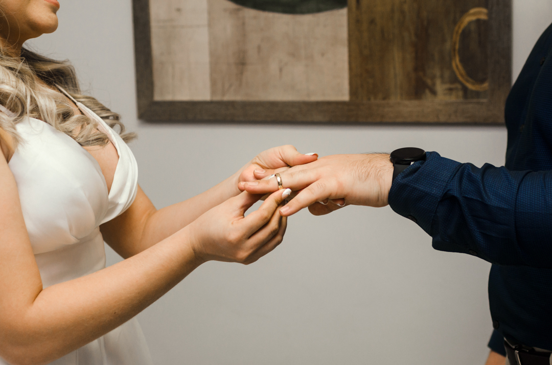 noiva colocando aliança no noivo