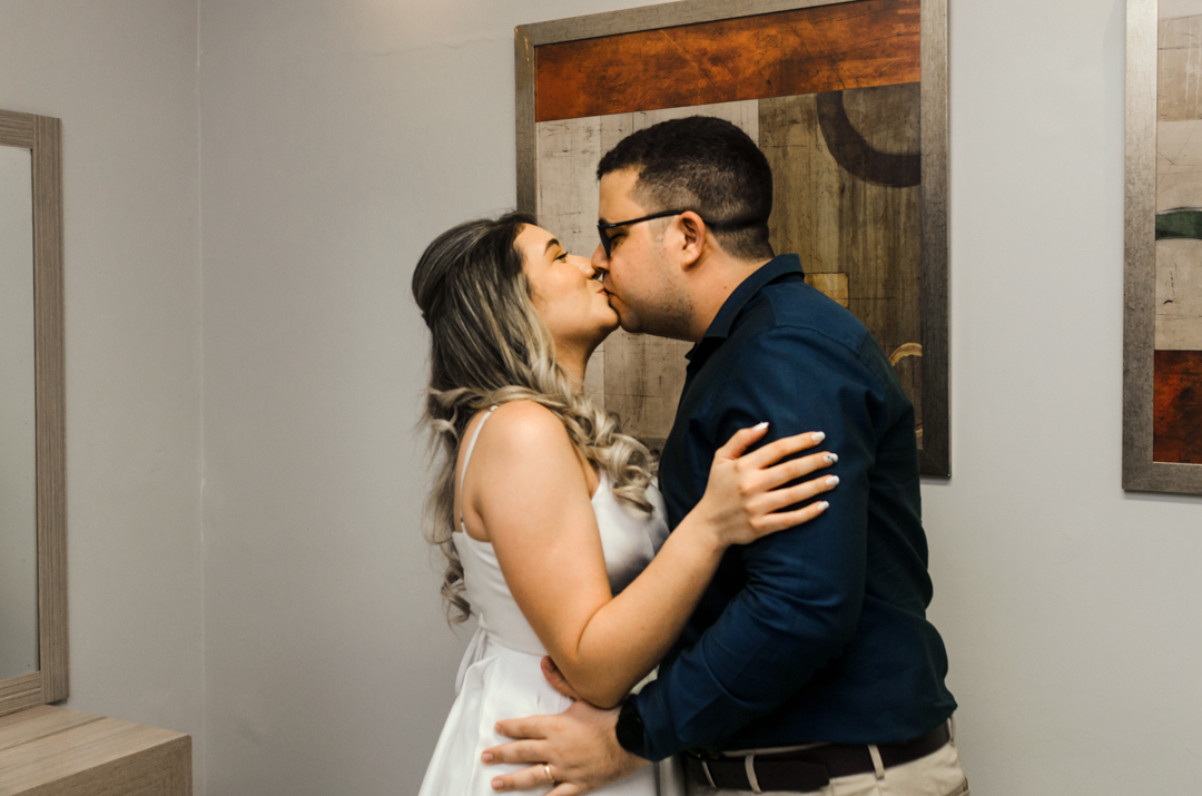 casamento civil casal dando o beijo do casamento