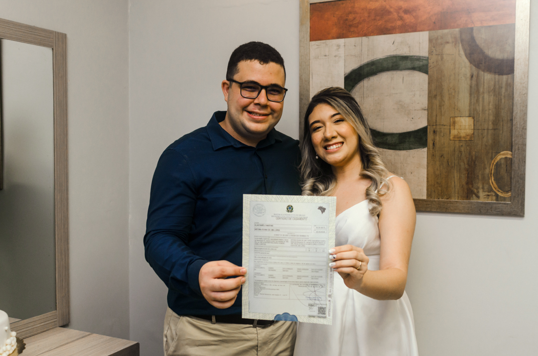 casamento civil casal mostrando certidão de casamento
