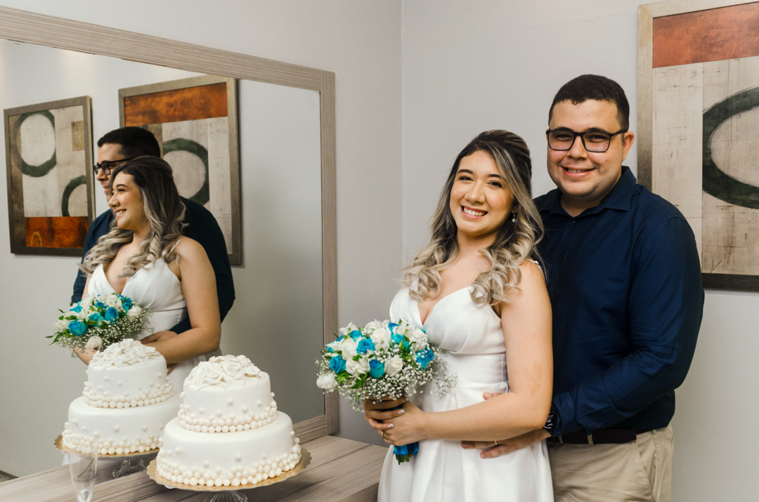 casamento civil casal em frente ao espelho batendo a foto