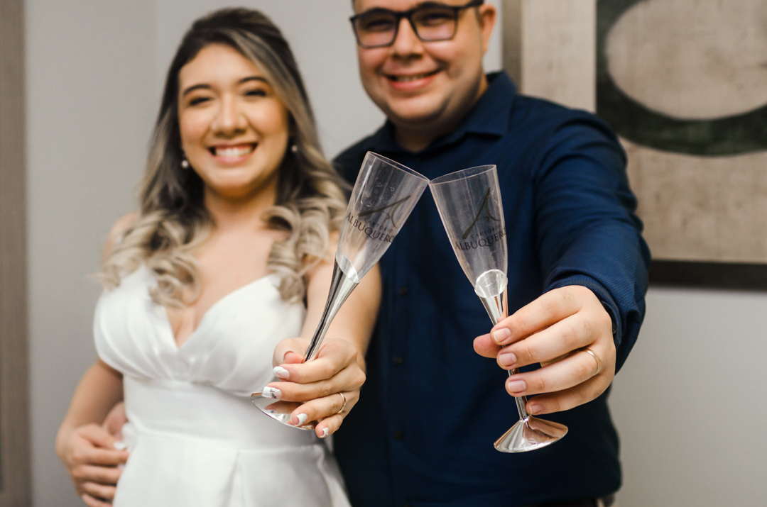 casal casamento civil com as taças