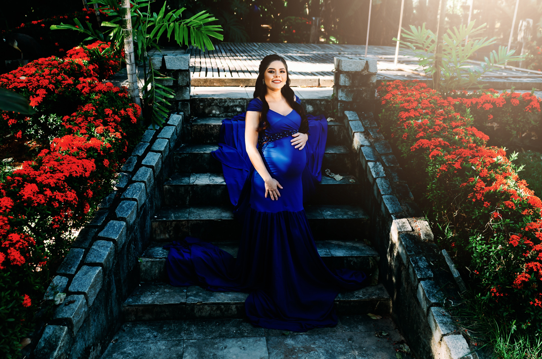 ensaio-gestante-na-escada-com-vestido-azul