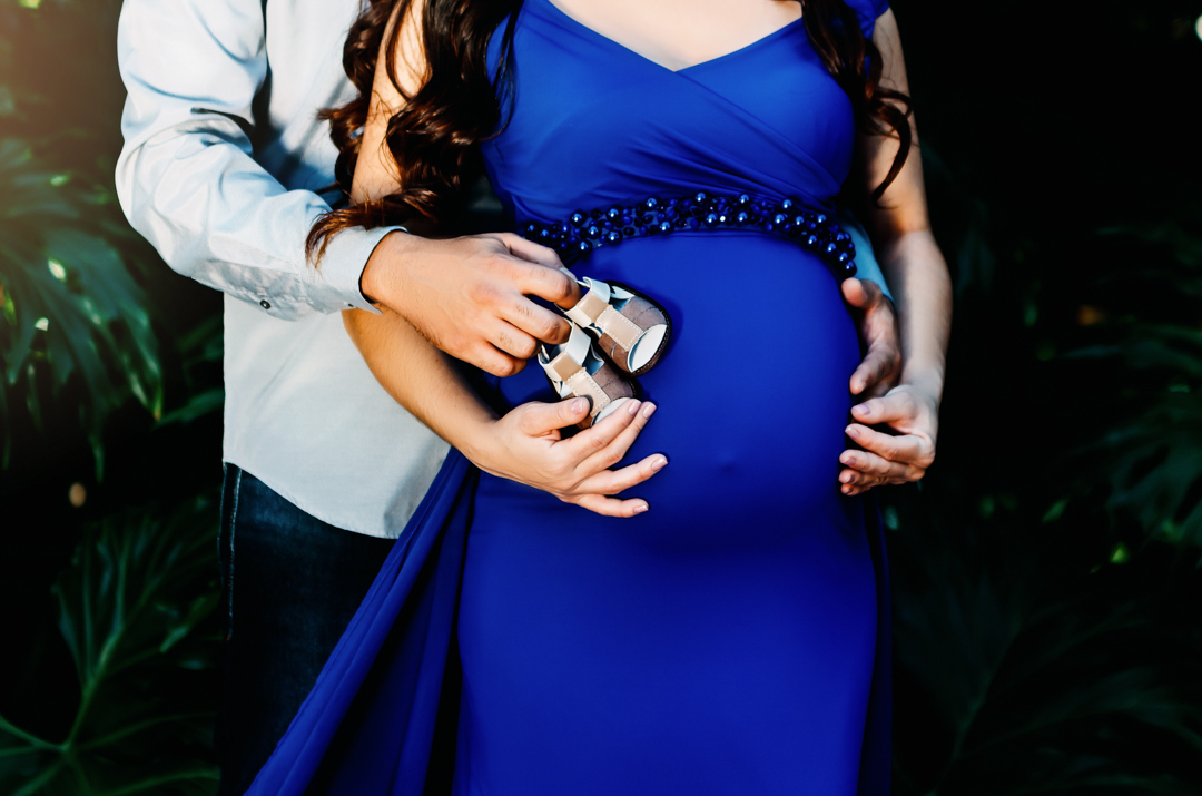 Ensaio-gestante-mamae-e-papai-segurando-o-sapatinho-do-bebe-em-cima-da-barriga