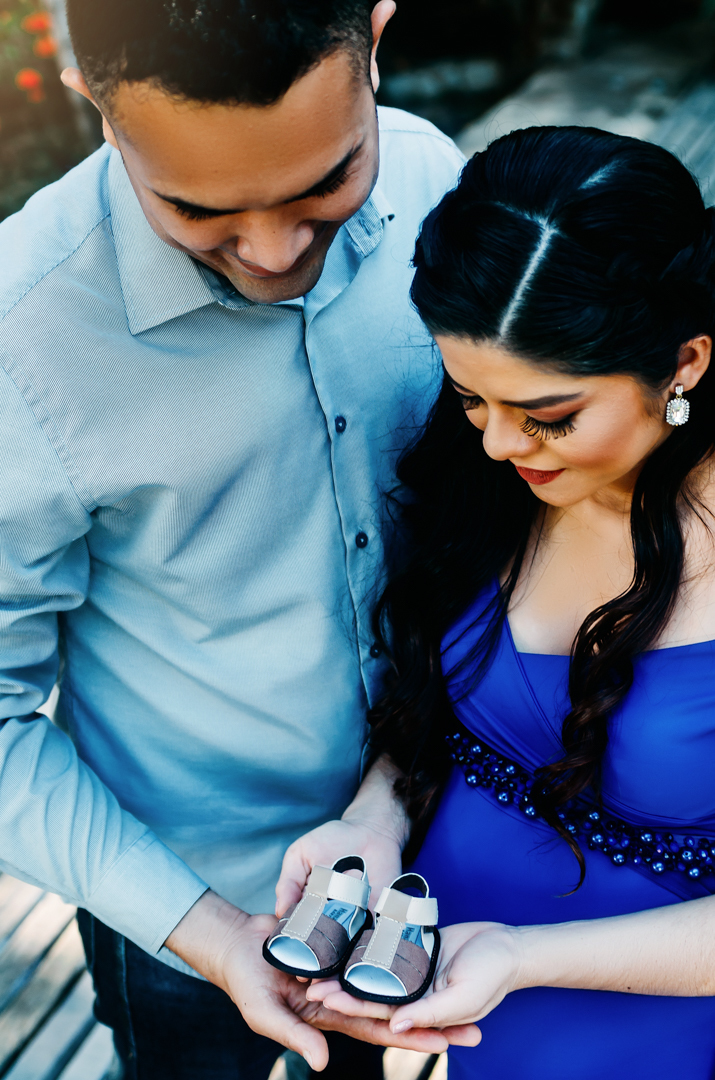 ensaio-gestante-em-fortaleza-foto-mamae-e-papai-olhando-pro-sapatinho-do-bebe