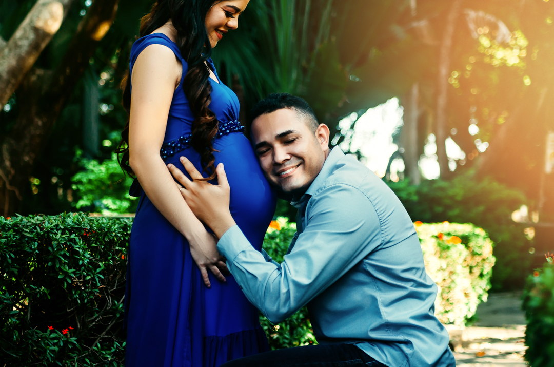 ensaio-gestante-em-fortaleza-ecopoint-papai-agachado-com-ouvido-na-barriga-da-mamae