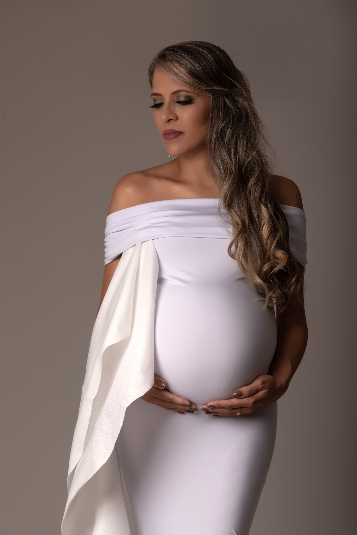 ensaio-gestante-luxo-fashion-chapeu-vestido-estudio-thais-castro-sao-paulo-santo-andre