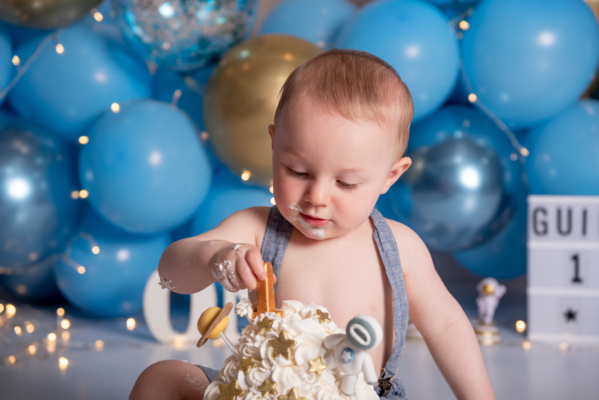 ensaio-smash-the-cake-neutro-luxo-azul-balões-estudio-thais-castro-santo-andre