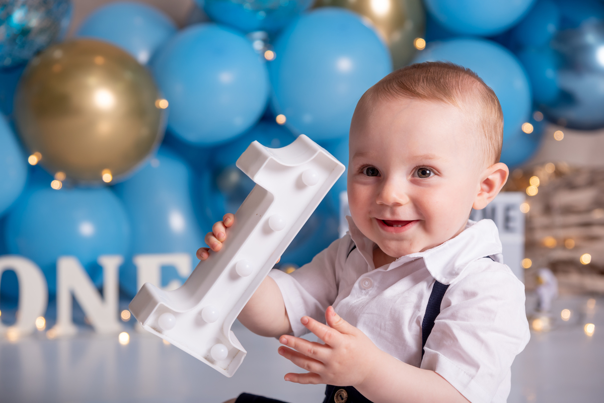 ensaio-smash-the-cake-neutro-luxo-azul-balões-estudio-thais-castro-santo-andre