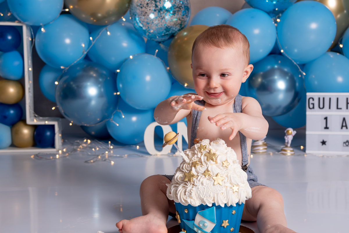 ensaio-smash-the-cake-neutro-luxo-azul-balões-estudio-thais-castro-santo-andre