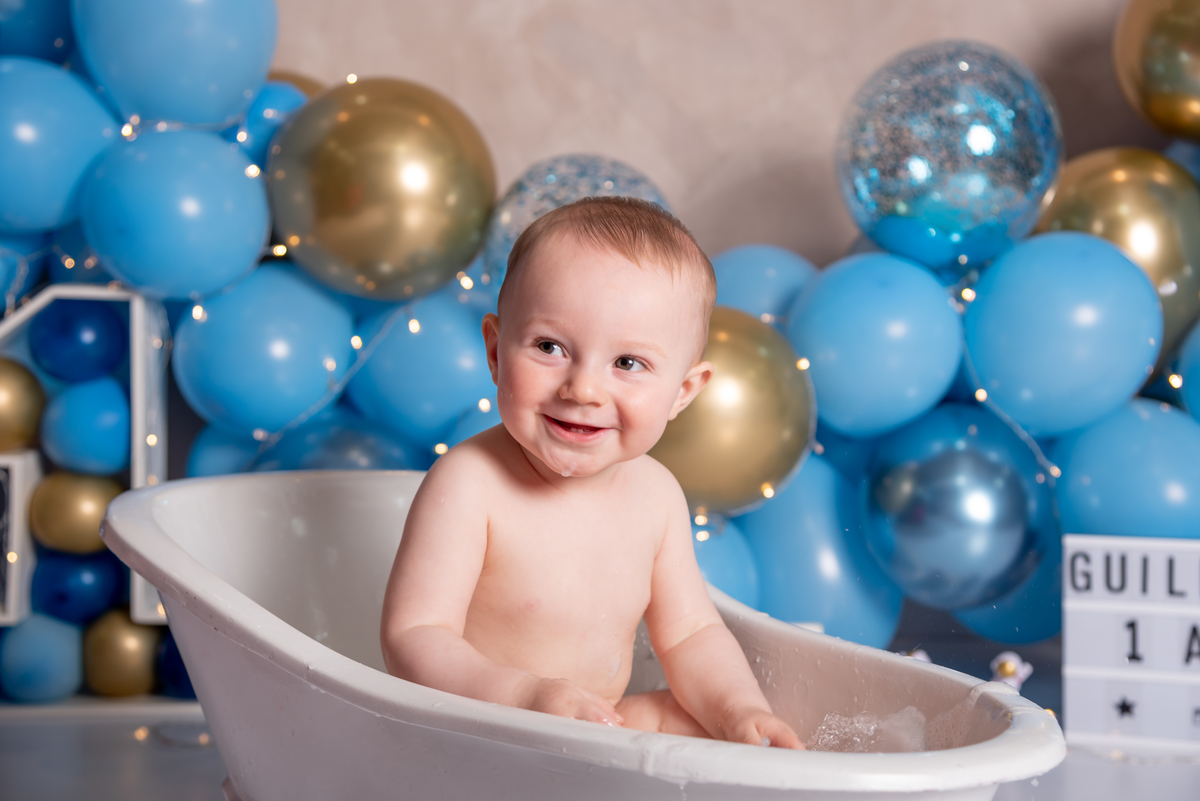 ensaio-smash-the-cake-neutro-luxo-azul-balões-estudio-thais-castro-santo-andre