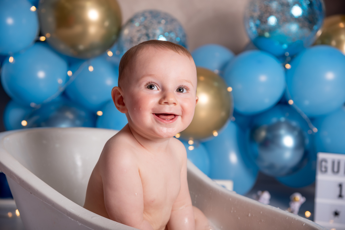 ensaio-smash-the-cake-neutro-luxo-azul-balões-estudio-thais-castro-santo-andre