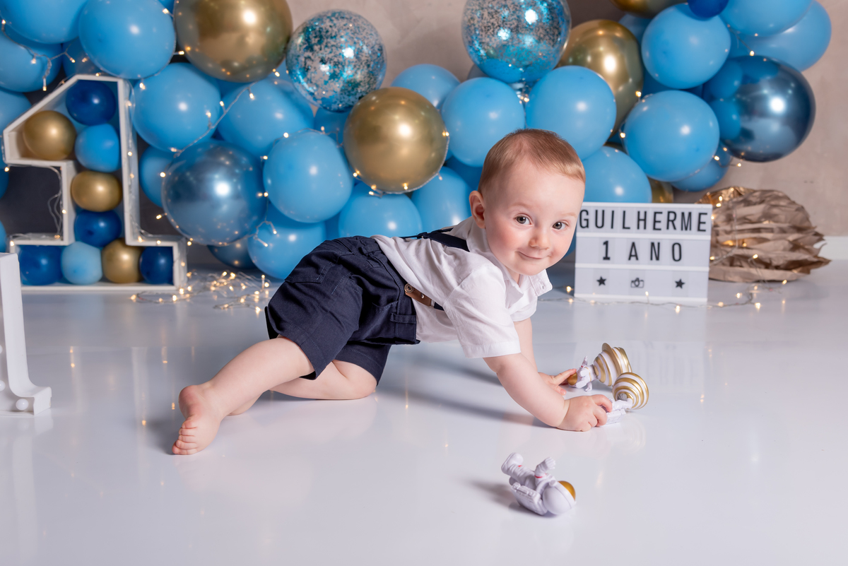 ensaio-smash-the-cake-neutro-luxo-azul-balões-estudio-thais-castro-santo-andre