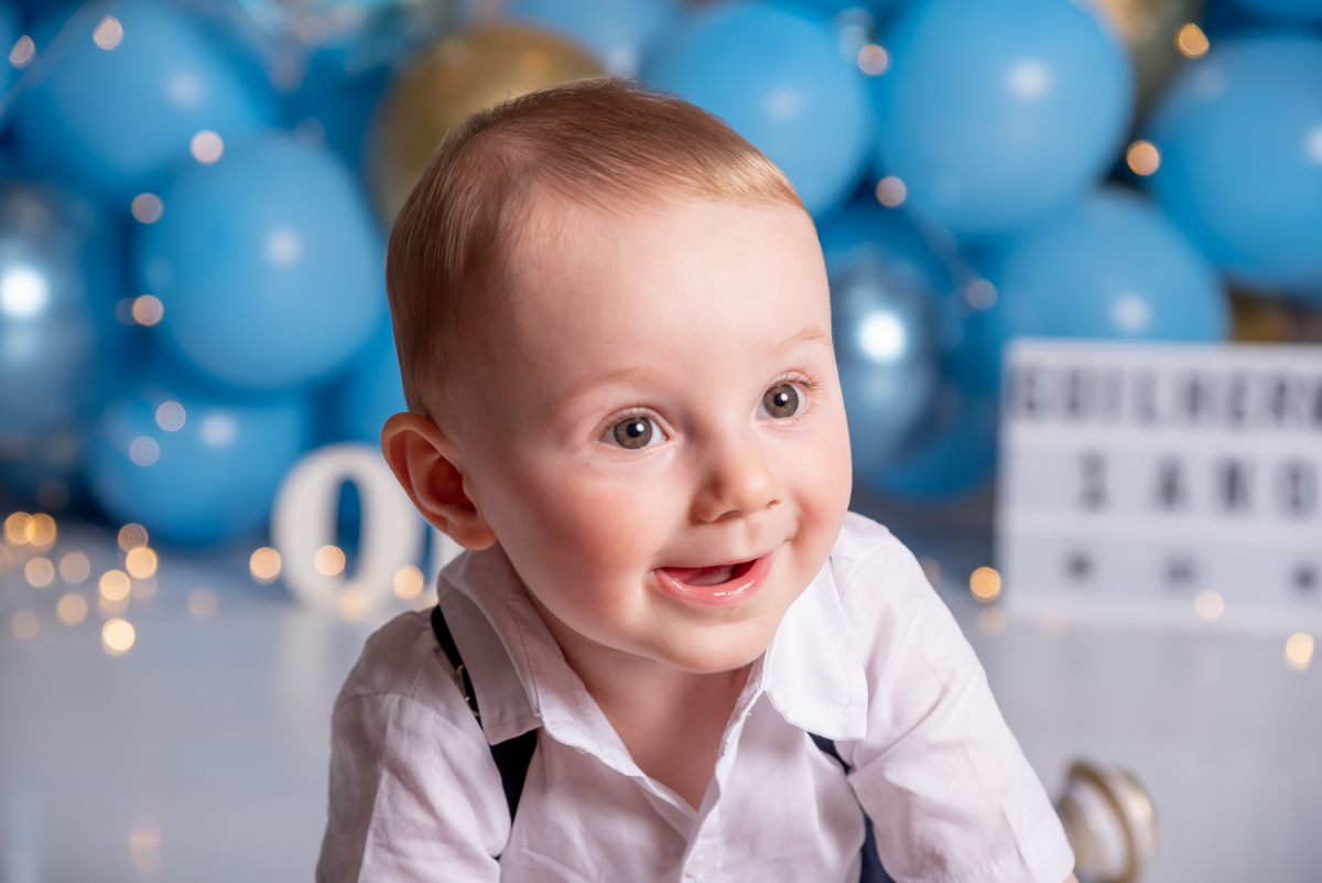 ensaio-smash-the-cake-neutro-luxo-azul-balões-estudio-thais-castro-santo-andre