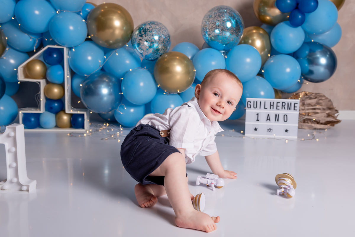 ensaio-smash-the-cake-neutro-luxo-azul-balões-estudio-thais-castro-santo-andre