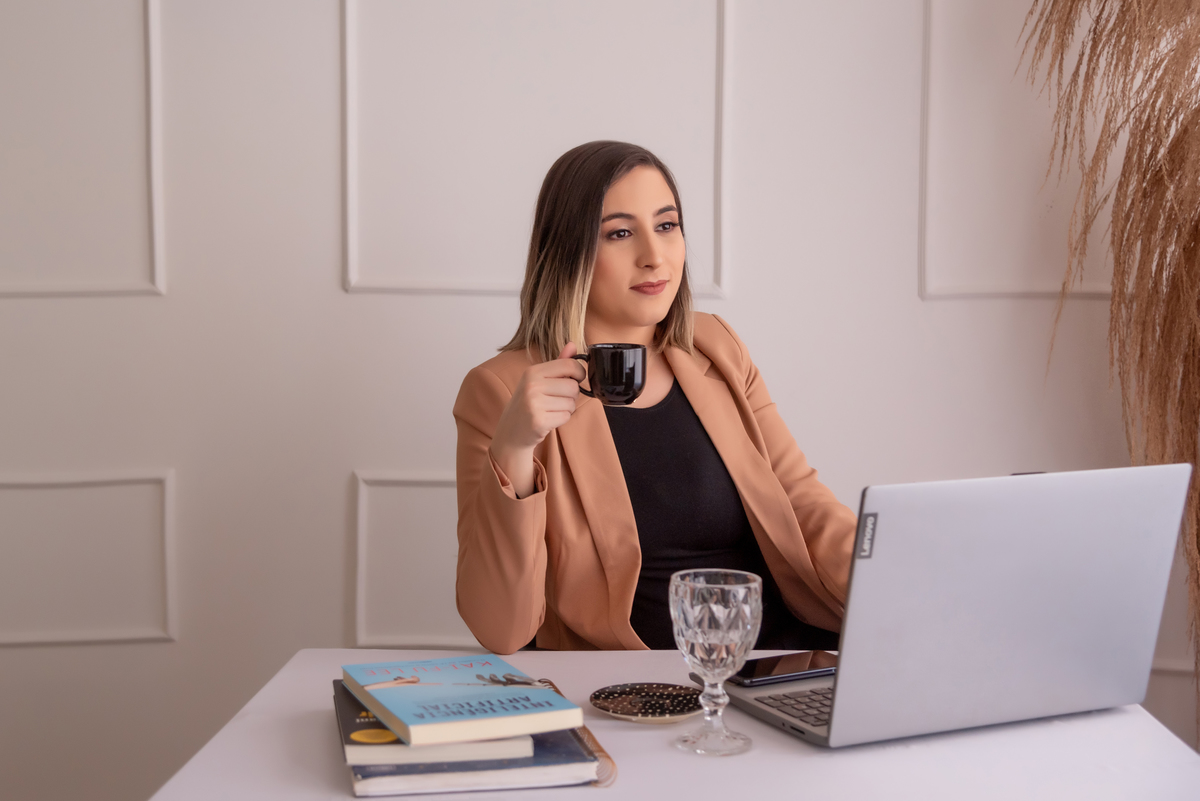 ensaio-corporativo-profissional-consultora-financeira-linkedin-administrativo-estudio-thais-castro