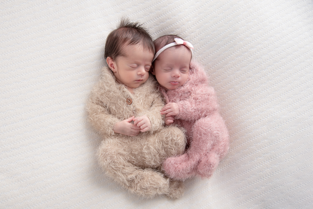 newborn-gemeos-casal-recem-nascido-familia-estudio-thais-castro-brooklin-itaim-jardins-moema-campo-belo-santo-amaro-osasco-abc