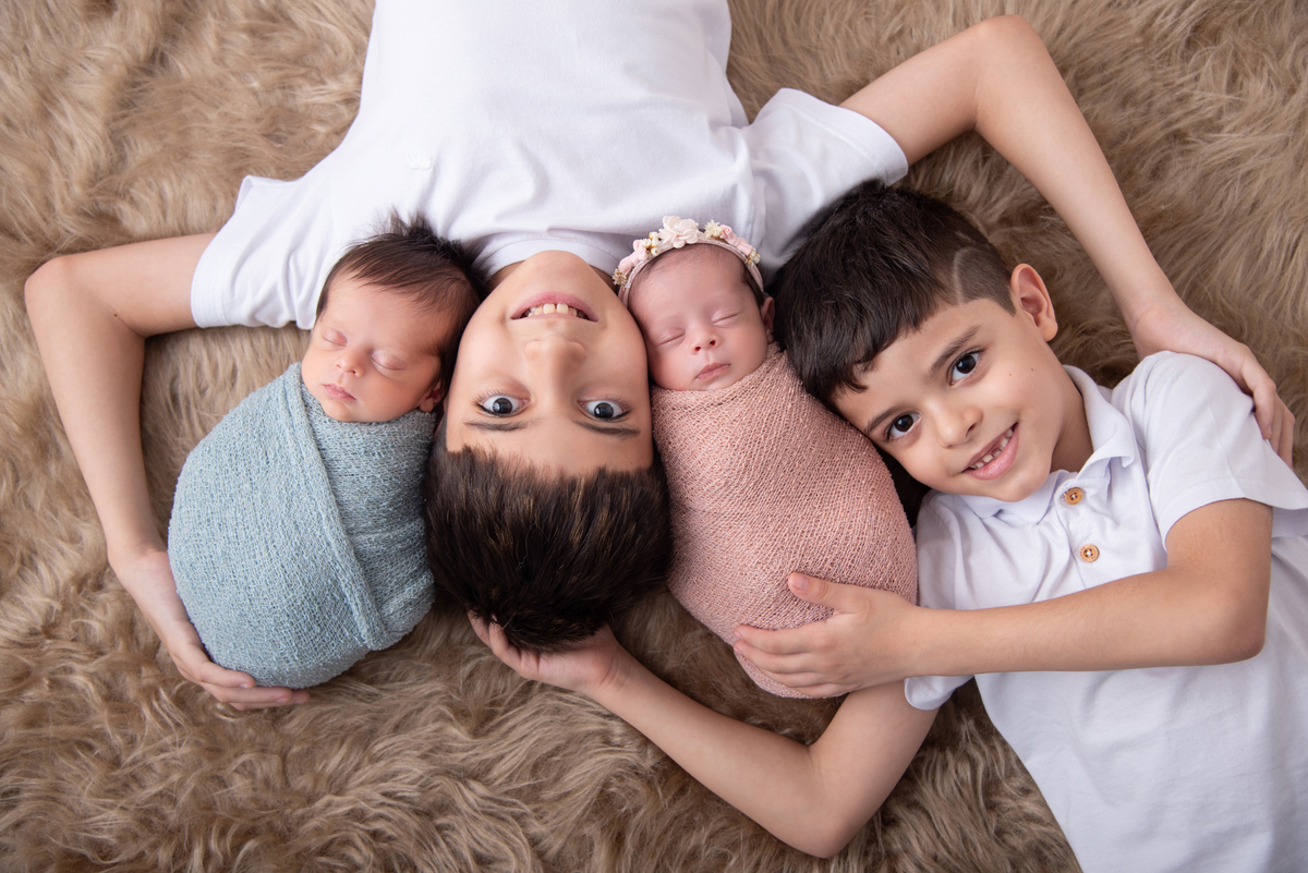 newborn-gemeos-casal-recem-nascido-familia-estudio-thais-castro-brooklin-itaim-jardins-moema-campo-belo-santo-amaro-osasco-abc