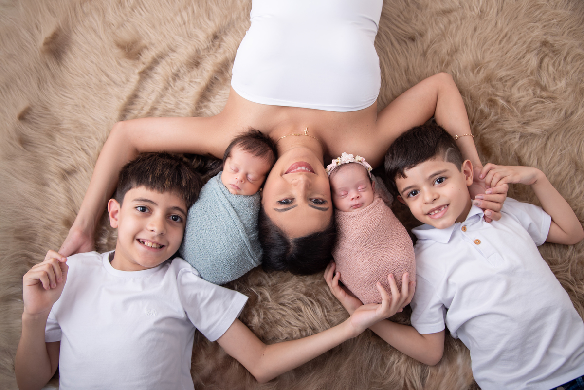 newborn-gemeos-casal-recem-nascido-familia-estudio-thais-castro-brooklin-itaim-jardins-moema-campo-belo-santo-amaro-osasco-abc