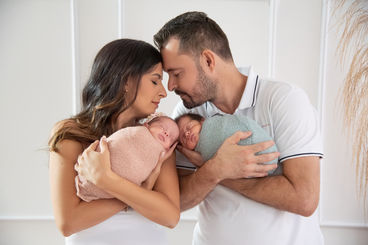 newborn-gemeos-casal-recem-nascido-familia-estudio-thais-castro-brooklin-itaim-jardins-moema-campo-belo-santo-amaro-osasco-abc