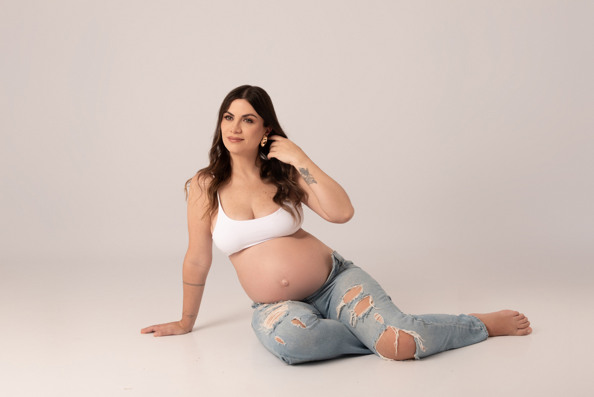 ensaio-gestante-clean-classico-jeans-fashion-maternidade-familia-estudio-thais-castro-brooklin-itaim-jardins-moema-campo-belo-santo-amaro-osasco-abc