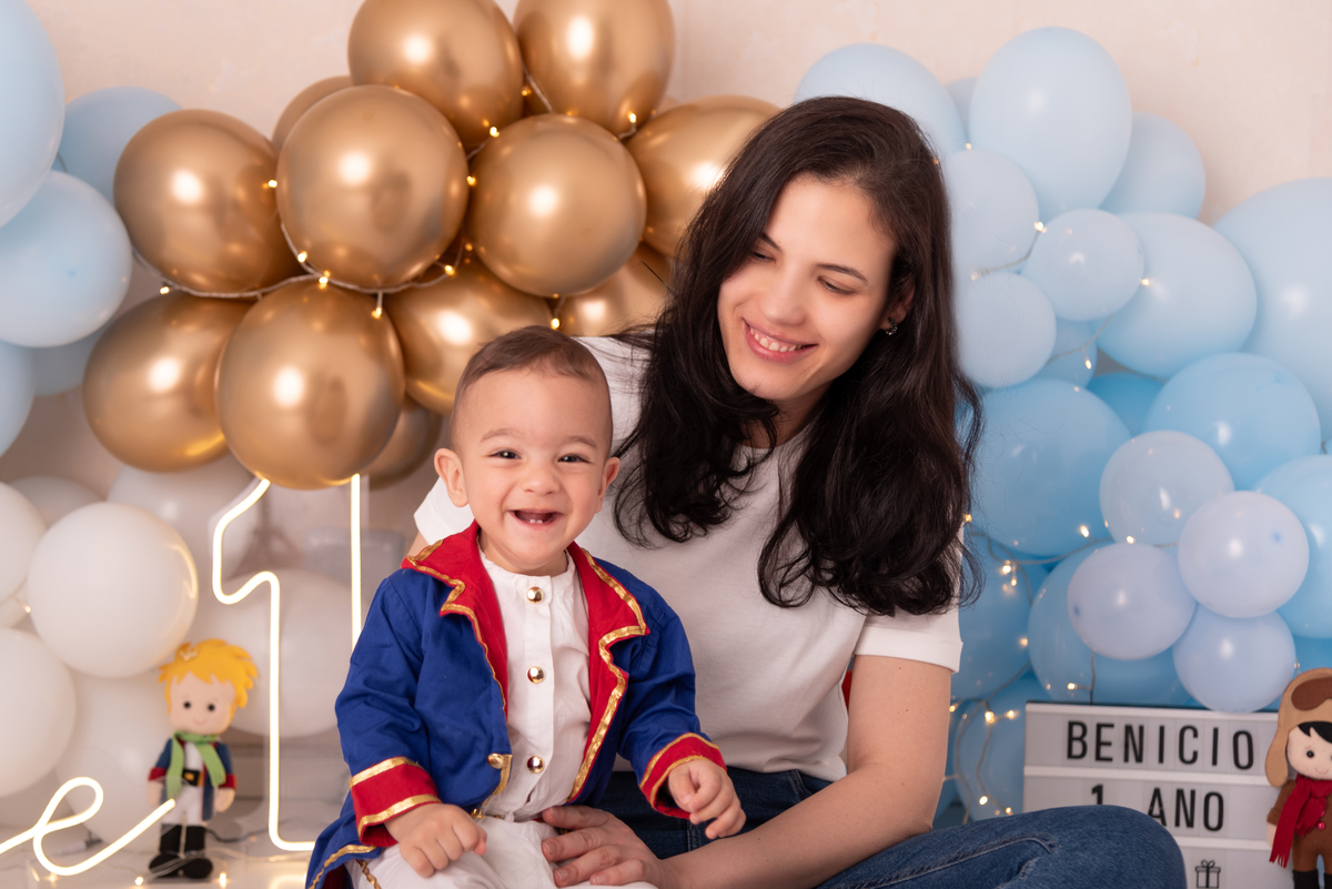 ensaio-smash-the-cake-aniversario-pequeno-principe-primeiro-ano-produção-clean-familia-gravida-moema-itaim-brooklin-campo-belo-ibirapuera-ipiranga-estudio-thais-castro