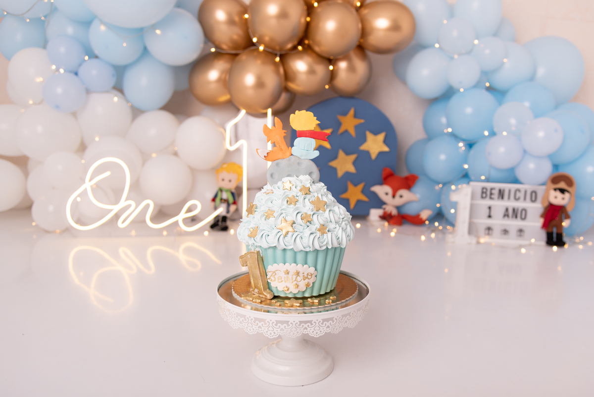 ensaio-smash-the-cake-aniversario-pequeno-principe-primeiro-ano-produção-clean-familia-gravida-moema-itaim-brooklin-campo-belo-ibirapuera-ipiranga-estudio-thais-castro