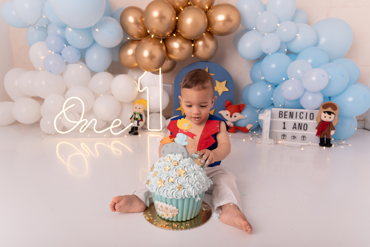 ensaio-smash-the-cake-aniversario-pequeno-principe-primeiro-ano-produção-clean-familia-gravida-moema-itaim-brooklin-campo-belo-ibirapuera-ipiranga-estudio-thais-castro