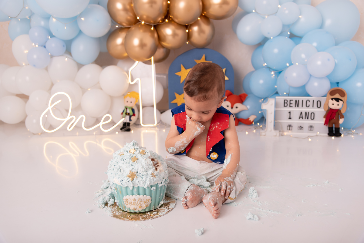 ensaio-smash-the-cake-aniversario-pequeno-principe-primeiro-ano-produção-clean-familia-gravida-moema-itaim-brooklin-campo-belo-ibirapuera-ipiranga-estudio-thais-castro