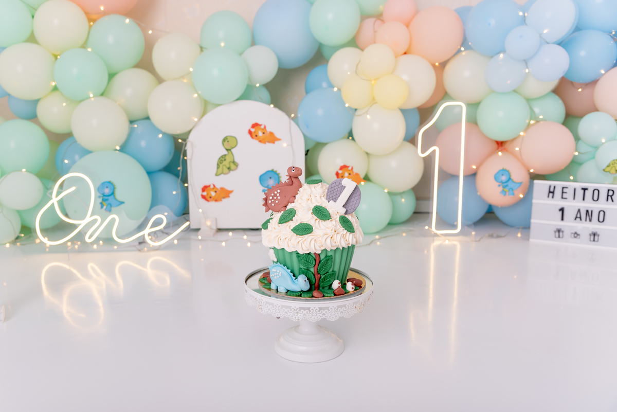 ensaio-smash-the-cake-aniversario-dinossauros-baby-primeiro-ano-produção-clean-familia-gravida-moema-itaim-brooklin-campo-belo-ibirapuera-ipiranga-estudio-thais-castro