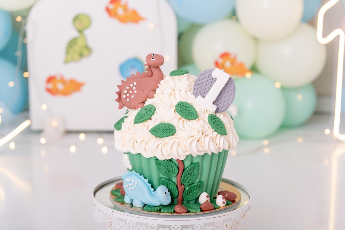 ensaio-smash-the-cake-aniversario-dinossauros-baby-primeiro-ano-produção-clean-familia-gravida-moema-itaim-brooklin-campo-belo-ibirapuera-ipiranga-estudio-thais-castro