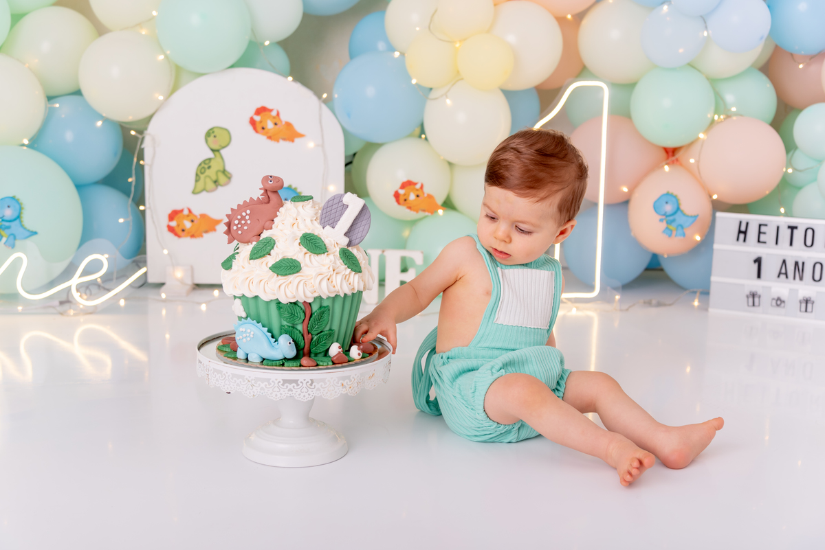 ensaio-smash-the-cake-aniversario-dinossauros-baby-primeiro-ano-produção-clean-familia-gravida-moema-itaim-brooklin-campo-belo-ibirapuera-ipiranga-estudio-thais-castro
